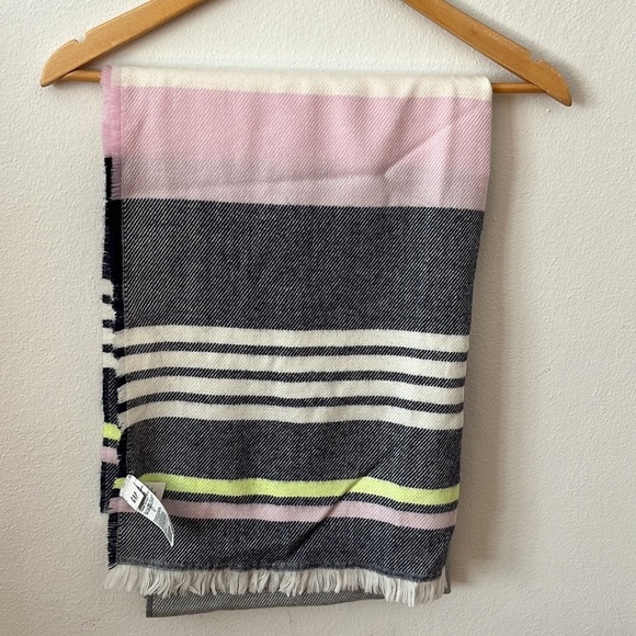 Gap Multi striped blanket scarf. Soft Pink Grey white & green. Fringed ends - Picture 9 of 11